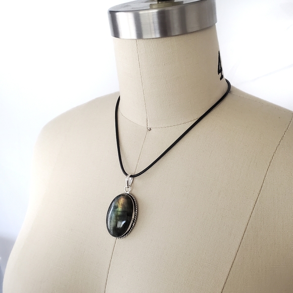 Statement Labradorite Gemstone Pendant set in 925 Sterling Silver Bezel, NWT - Picture 13 of 14